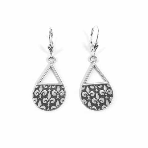Boucles d’oreilles fleurs de lys chapeautées