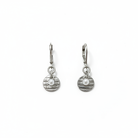 Boucles d'oreilles cercles texturés et perlés - fond blanc