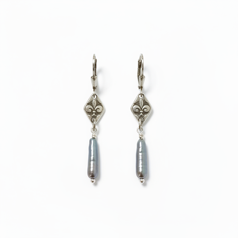 Boucles d'oreilles fleurs de lys et perles Biwa - attaches redressées