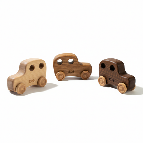 Voitures en bois professionnelles sur fond blanc