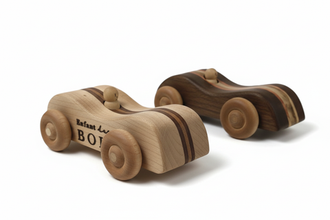 Voitures en bois sur fond blanc professionnel