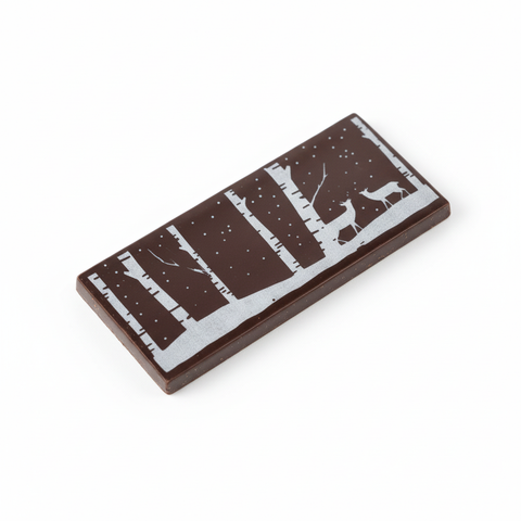 Tablette de chocolat noir scène hivernale sur fond blanc