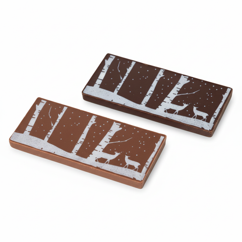 Tablettes de chocolat avec scène hivernale sur fond blanc professionnel
