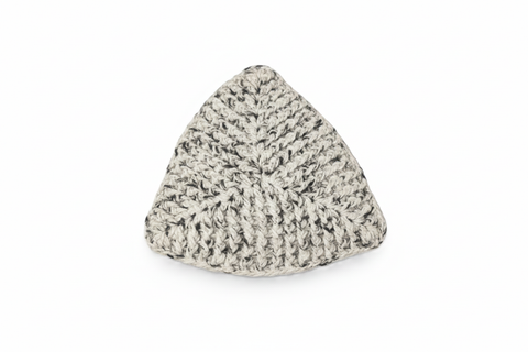 Bonnet tricoté sur fond blanc professionnel