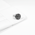 Bouton de manchette fleurdelisé sur chemise blanche - utilisation - fond blanc