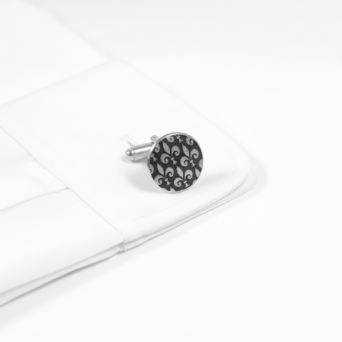Bouton de manchette fleurdelisé sur chemise blanche - utilisation - fond blanc