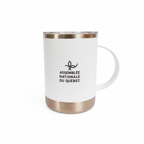 Tasse professionnelle sur fond blanc